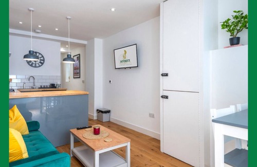 East Walworth Apartment | The Borough Suite @Devereux Residences