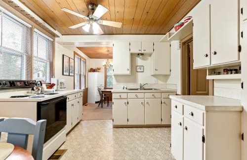 Grand Haven House | The Bott Cott: Cozy 3-Bedroom Retreat in Grand Haven