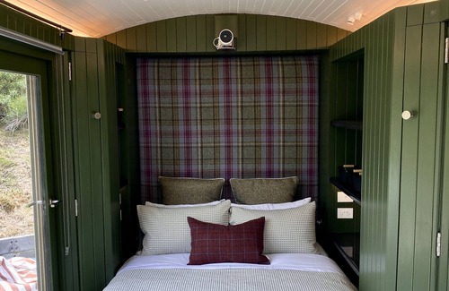 Closeburn Cabin | The Box Car (Outdoor Private Bath)