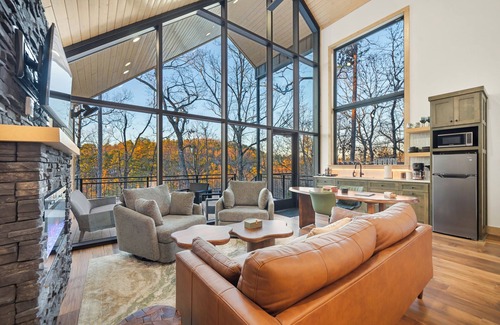 Hot Springs Cabin | The Bramble Treehouse, Hot Tub, Sleeps 2