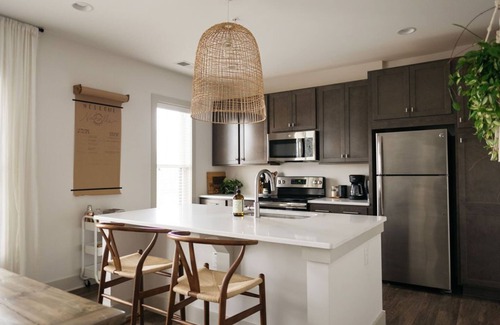 Inglewood Condo | The Branch, East Nashville - 12min to DWNTN, artistic light-filled home