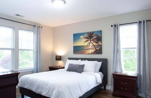 Chic's Beach House | The Breeze ⭐️ 3BR Beach Home w/Balcony & King bed