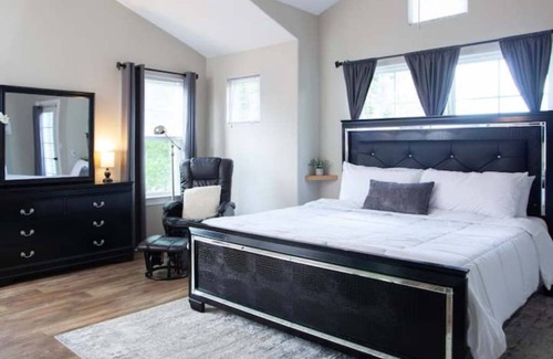 Chic's Beach House | The Breeze ⭐️ 3BR Beach Home w/Balcony & King bed
