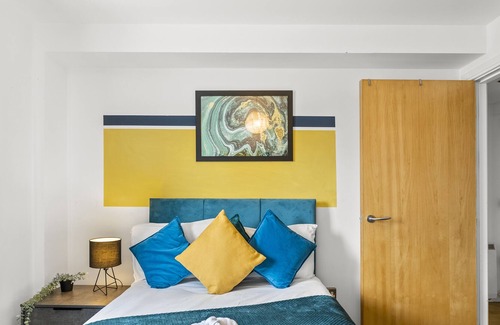 Redcliffe Condo | The Bristol Abode - Sleeps 6 - Balcony