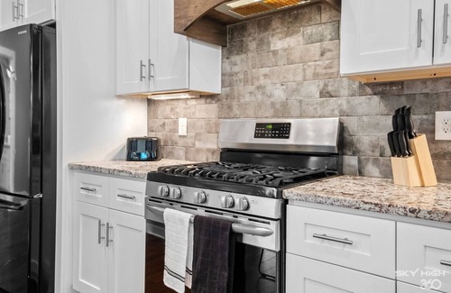 Rogers House | The Broadway SLEEPS 10 Near Pleasant Grove
