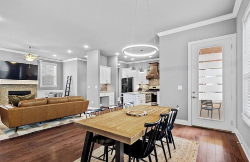Rogers House | The Broadway SLEEPS 10 Near Pleasant Grove