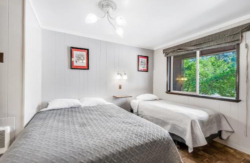 Quilcene House | The Brothers Room 7 at Mount Walker Inn