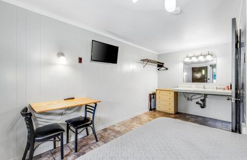 Quilcene House | The Brothers Room 7 at Mount Walker Inn