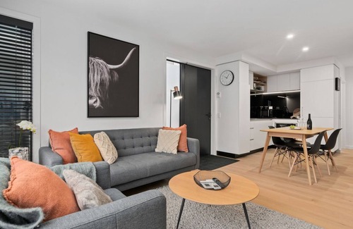 Albert Town Cottage | The Burrows Hutch – Wanaka Holiday Home
