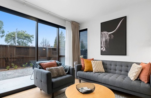 Albert Town Cottage | The Burrows Hutch – Wanaka Holiday Home