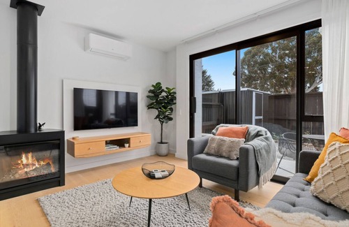 Albert Town Cottage | The Burrows Hutch – Wanaka Holiday Home