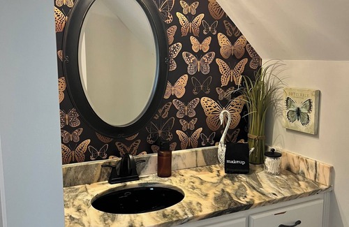 Jasper Bed & Breakfast | The Butterfly Suite exudes an air of timeless elegance and natural splendor. Named in homage to the myriad species of butterflies that adorn the surrounding landscape.