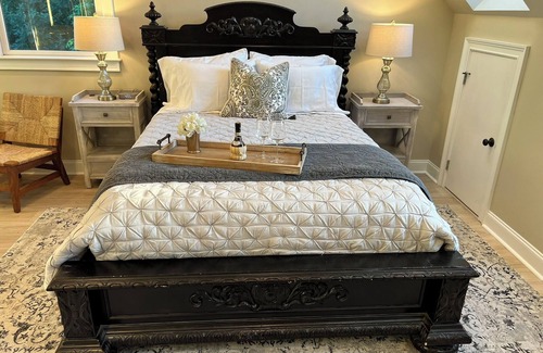 Jasper Bed & Breakfast | The Butterfly Suite exudes an air of timeless elegance and natural splendor. Named in homage to the myriad species of butterflies that adorn the surrounding landscape.