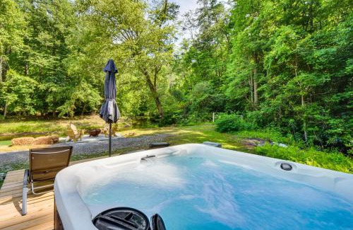 Helen House | The Cabin at Dukes Creek with Fire Pit and Hot Tub!