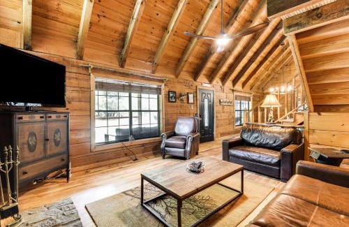 Helen House | The Cabin at Dukes Creek with Fire Pit and Hot Tub!