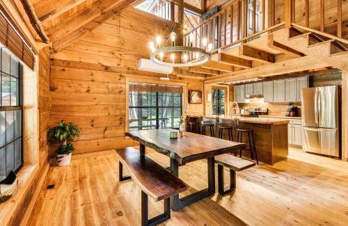 Helen House | The Cabin at Dukes Creek with Fire Pit and Hot Tub!