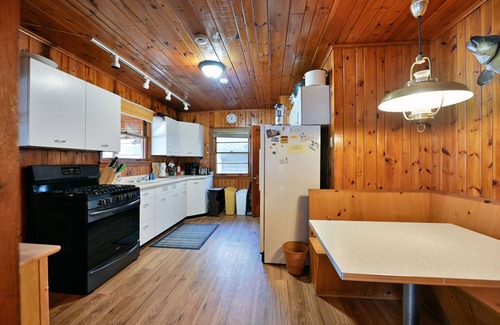 Hayward Cottage | The Cabin- cozy cottage on the sandy shores of the Chippewa Flowage