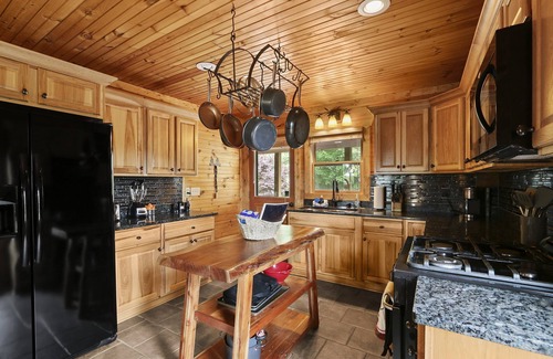 Purlear Cabin | "The Cabin": Views, Fire Pit, High Speed WiFi