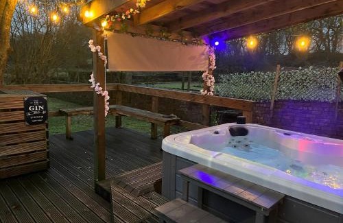 Bonnybridge House | The Cabin With Hot Tub Projector, Netflix YouTube etc