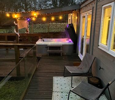Bonnybridge House | The Cabin With Hot Tub Projector, Netflix YouTube etc