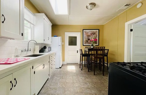 Cottonwood Cottage | The Cactus Blossom: Perfect off Main St. Retreat for Wine Tasting & Exploring