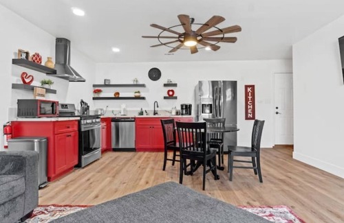 Visalia House | The Cambridge Loft - Gateway to Sequoia Ntl Park