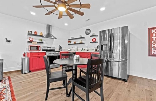 Visalia House | The Cambridge Loft - Gateway to Sequoia Ntl Park