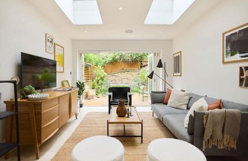 Cantelowes Apartment | The Camden Park Place - Lovely 4BDR Flat with Garden