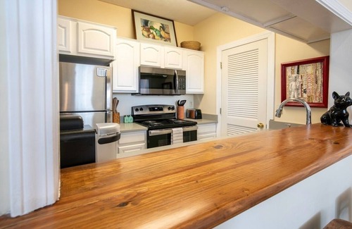 Oxford House | The Camp, 2BR Cozy Triplex by Velvet Ditch Villas