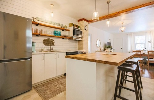 Saskatoon House | *The Canary!! Minutes to downtown and river!!*