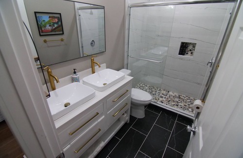 Tallahassee Apartment | The Capitol Inn - Destin Room - Queen bed