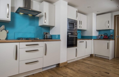 Borth-y-Gest Apartment | THE CAPTAIN'S PENTHOUSE, pet friendly, with open fire in Porthmadog