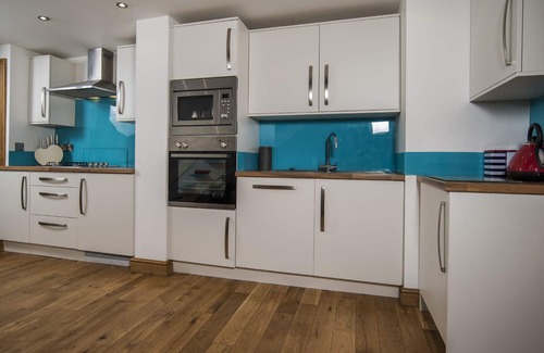 Borth-y-Gest Apartment | THE CAPTAIN'S PENTHOUSE, pet friendly, with open fire in Porthmadog