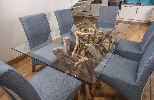 Borth-y-Gest Apartment | THE CAPTAIN'S PENTHOUSE, pet friendly, with open fire in Porthmadog