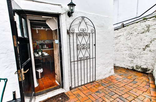 Old Town Hastings Apartment | The Captains Cottage