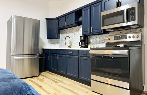 Evansville Apartment | The Cardinal C/QUEEN 1BD/1BA Studio