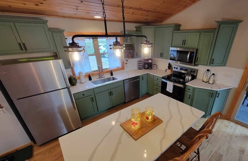 The Galena Territory House | The Cardinals' Nest, NEW! Remodeled kitchen, Territory amenities, 10 mins from downtown Galena