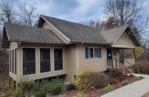 The Galena Territory House | The Cardinals' Nest, NEW! Remodeled kitchen, Territory amenities, 10 mins from downtown Galena