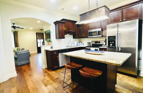 Oxford House | The Carl, 2BR Classic Charm by Velvet Ditch Villas