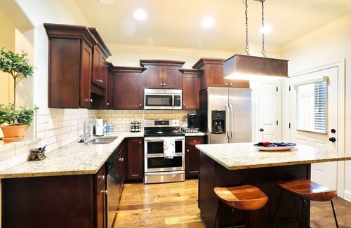 Oxford House | The Carl, 2BR Classic Charm by Velvet Ditch Villas