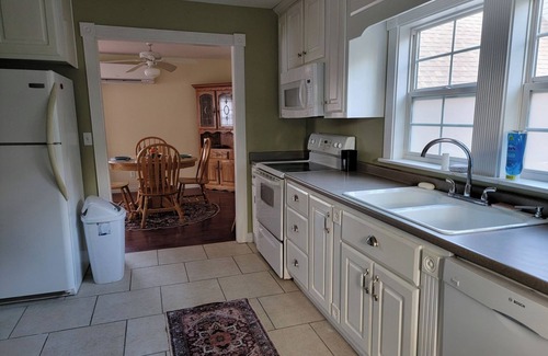 Fort Payne House | The Carriage House: Charming Guest House w/BR, LR, DR, Full Kitchen, & Bath