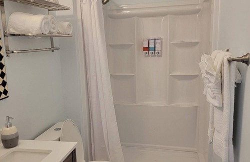 Fort Payne House | The Carriage House: Charming Guest House w/BR, LR, DR, Full Kitchen, & Bath
