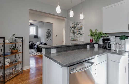 Monroe Ward House | The Carriage House Upstairs Cottage - Downtown Richmond Near VCU