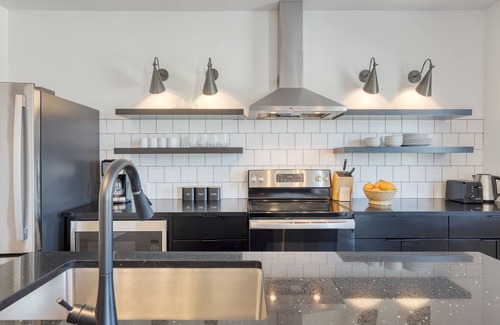 Historic Edgefield Apartment | The Carter 204 by Avantstay 1BR Balcony