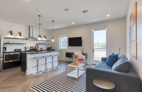 Historic Edgefield Apartment | The Carter 402 by Avantstay Mins to Downtown