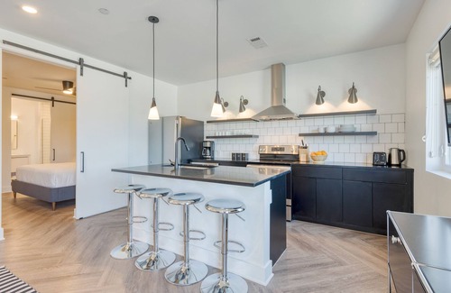 Historic Edgefield Apartment | The Carter 402 by Avantstay Mins to Downtown