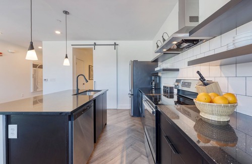 Historic Edgefield Apartment | The Carter 402 by Avantstay Mins to Downtown