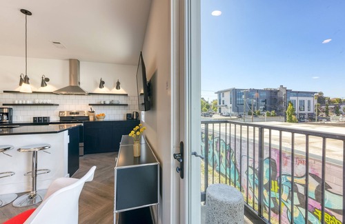 Historic Edgefield Apartment | The Carter 503 by Avantstay Mins to Downtown