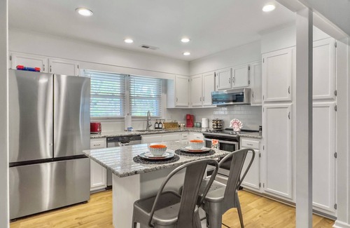 Lincolnville House | The Caspian: family friendly haven with private pool perfect for large groups