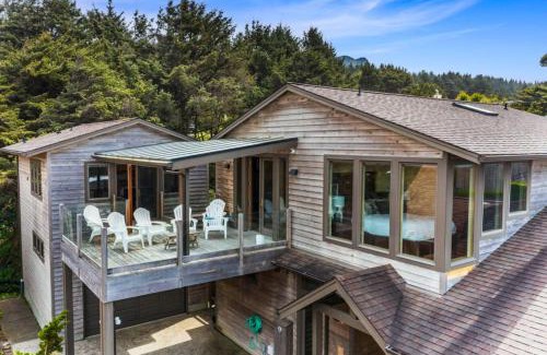 Arch Cape House | The Castle Rock Estate by AvantStay Steps From Arch Cape beach w Hot Tub Sauna